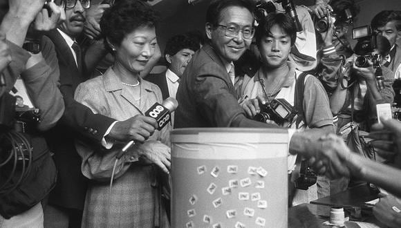 Lima, 8 de abril de 1990. Votación de Alberto Fujimori en primera vuelta junto con Susana Higuchi. (Foto: archivo histórico El Comercio)
