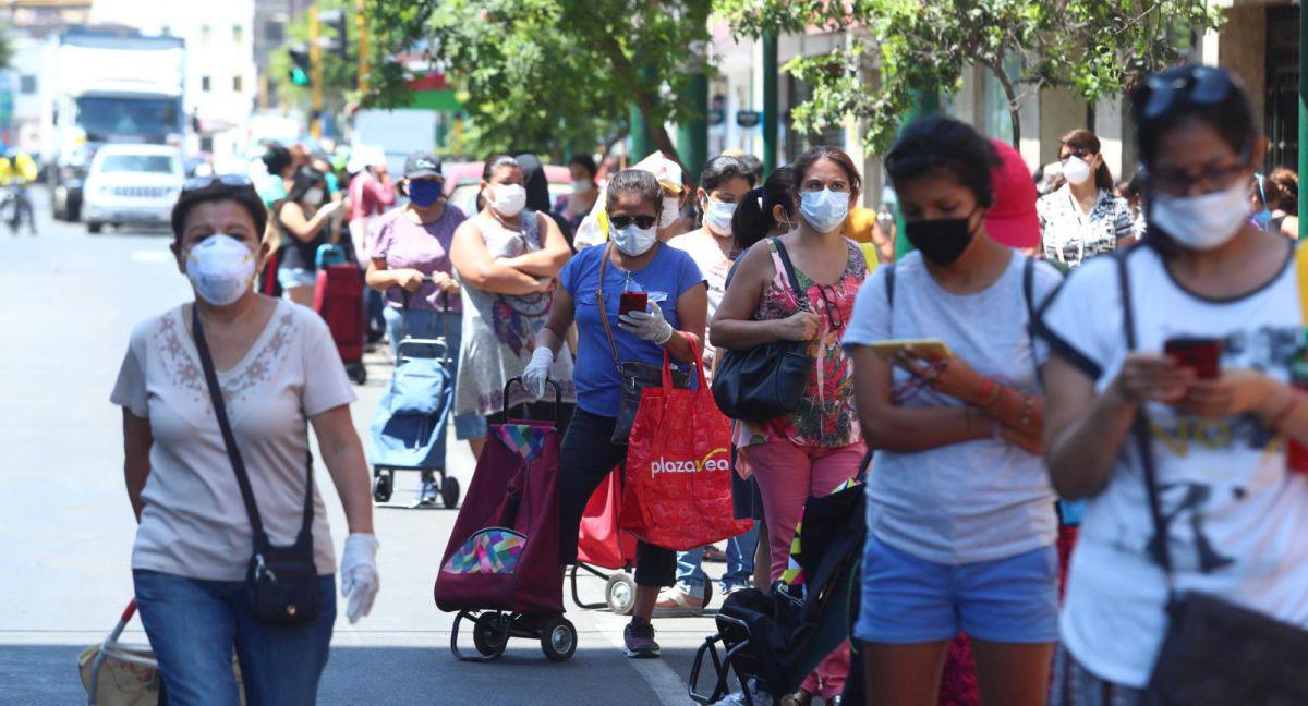 Ayer hubo gran afluencia de mujeres en los exteriores de supermercados y mercados en el distrito de Jesús María. (Alessandro Currarino / GEC)