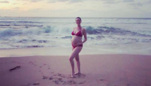 Anne Hathaway publica imagen en bikini ante acoso de paparazi