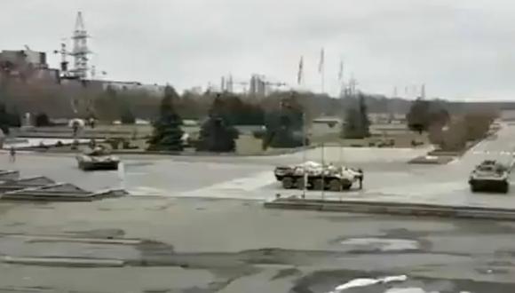 Tanques en la zona de la planta nuclear de Chernobyl. (Foto: Captura de Video).