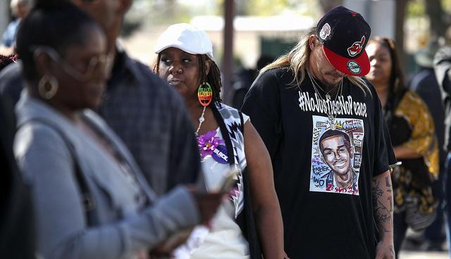 SACRAMENTO, CA - MARCH 29: Mourners stand in line to enter the funeral services for Stephon Clark at the Bayside Boss Church on March 29, 2018 in Sacramento, California. Funeral services were held for Stephon Clark who was shot and killed by Sacramento police who thought he was carrying a gun over a week ago. Clark was found to only have a cell phone.   Justin Sullivan/Getty Images/AFP
== FOR NEWSPAPERS, INTERNET, TELCOS & TELEVISION USE ONLY ==