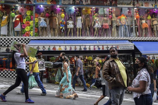 La ciudad de Sao Paulo reabrió este miércoles sus comercios, como parte de un proceso de reanudación gradual de la actividad en la mayor ciudad de Brasil, pese a que los números de muertos e infectados por coronavirus siguen en aumento en el país.  (Foto: NELSON ALMEIDA / AFP)