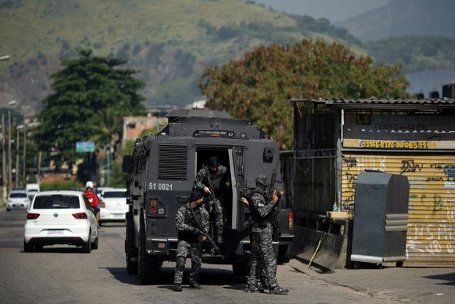 Agentes de la Policía Civil de Río son vistos durante un operativo contra narcotraficantes en la favela Jacarezinho en el estado de Río de Janeiro, Brasil, el 6 de mayo de 2021. (Mauro Pimentel / AFP).