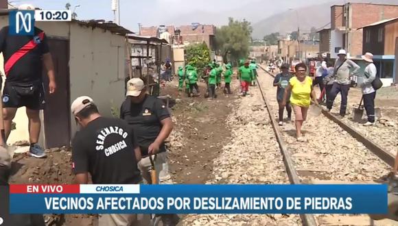 Trabajadores de este municipio se acercaron al lugar con sacos de arena, que sirven de barrera a familias para evitar el ingreso de un nuevo huaico.