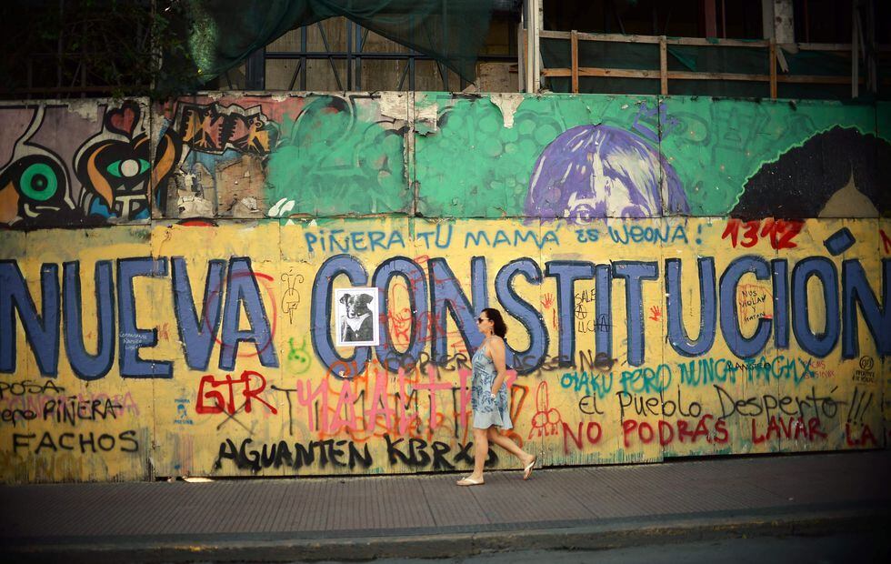 Una de las mayores exigencias de los manifestantes es la redacción de una nueva Constitución. (AFP / RODRIGO ARANGUA).