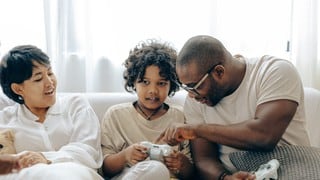 Cómo emplear el juego en familia para motivar a los niños en las clases virtuales