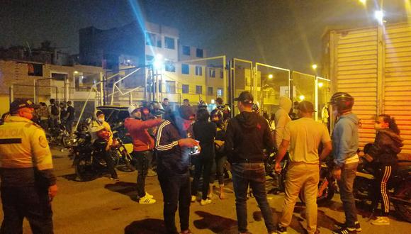 La Policía y serenos intervinieron a unas 50 personas que organizaron una fiesta en plena calle | Foto: Municipalidad del Callao