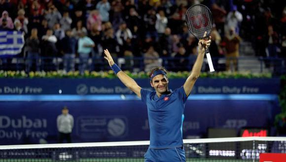 Federer venció a Tsitsipas en el Abierto de Dubái y ganó su título número 100. (Foto: Reuters)
