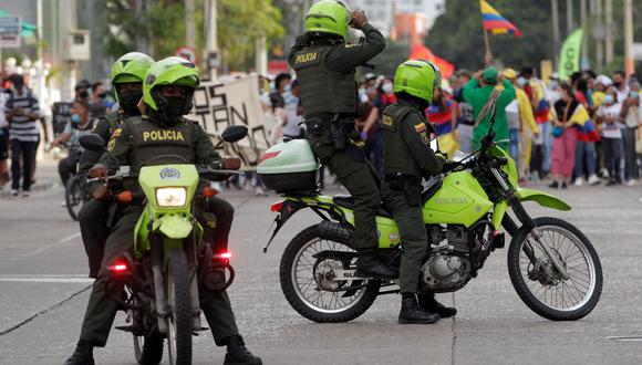 Imagen referencial Policías toman fotografías hoy de los marchantes en Cartagena de Indias (Colombia), durante una jornada de protesta que recorrió el sector turístico de la ciudad en el marco del paro nacional. EFE/Ricardo Maldonado Rozo
