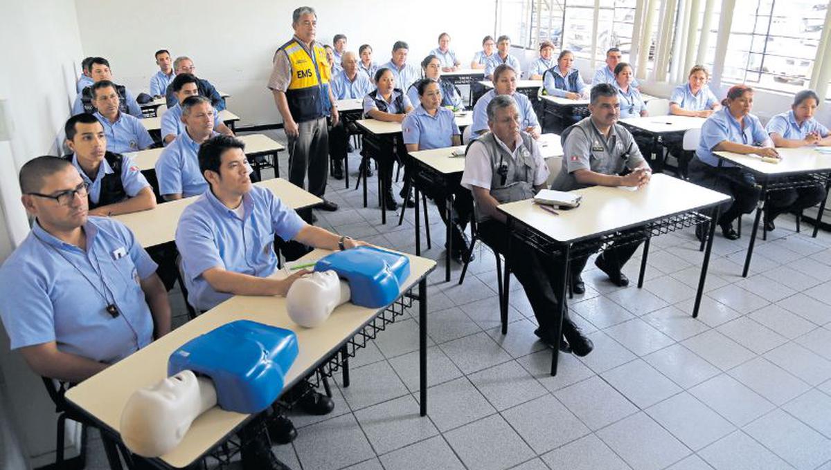 La Escuela Metropolitana de Serenos ha capacitado a 6.378 agentes municipales de diferentes distritos. En la fotografía un instructor explica sobre primeros auxilios. (Municipalidad de Lima)