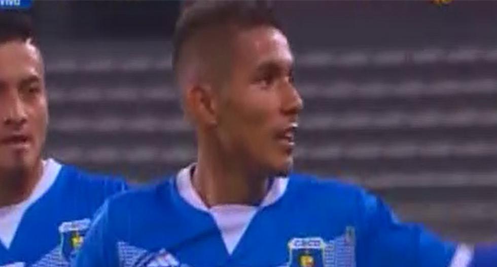 Jonnathan Carrillo, delantero de Deportivo Hualgayoc, anotó su segundo gol ante Racing Club pero con una inesperada ayuda del portero Pedro Díaz. (Foto: Captura - Gol Perú)