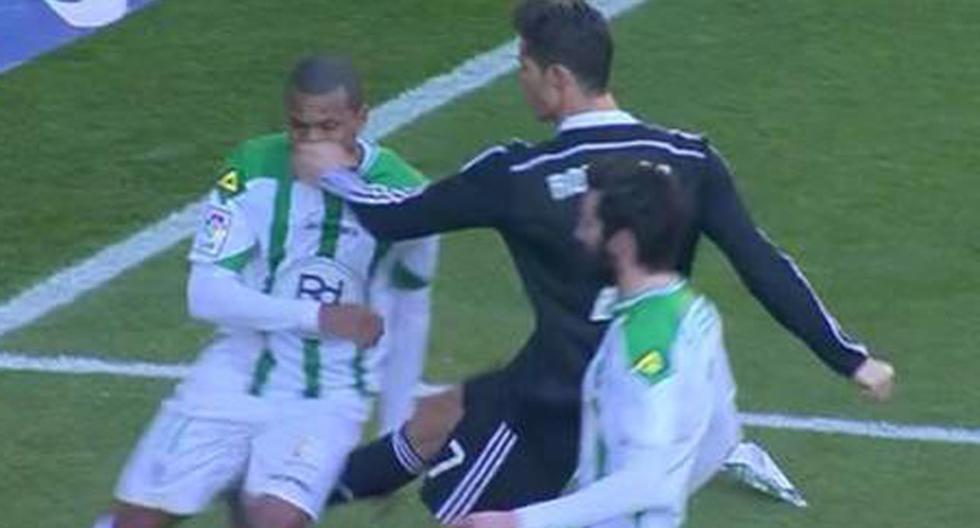 Cristiano Ronaldo y un brutal golpe. (Foto: Captura)
