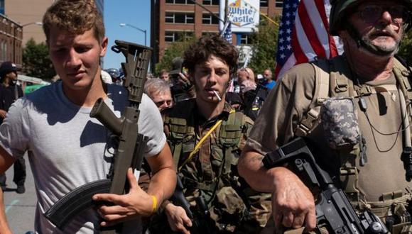 Así paseaban los miembros de una milicia por la ciudad estadoounidense de Louisville el pasado 5 de septiembre. (Getty Images).
