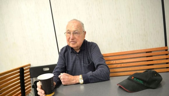 El hombre de 95 años que feliz recibe café y plátanos como pago por su trabajo diario (Foto: Laura Peters/The News Leader)