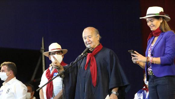 Hernando de Soto se dirigió a sus simpatizantes desde un estrado. Allí lo acompañó, además de sus partidarios, su pareja Carla Olivieri. (Foto: Leonardo Cuito / GEC)
