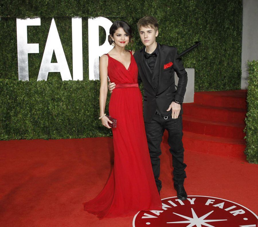 Selena Gómez y Justin Bieber en su primera aparición pública como pareja. (Foto: Reuters)