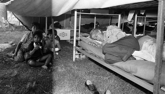 Exiliados cubanos descansan en campamentos provisionales instalados en parque zonal Túpac Amaru. A inicios de abril de 1980 familias enteras ingresaron a la embajada peruana en Cuba generando una crisis internacional donde Perú tuvo un rol importante. Foto: GEC Archivo Histórico