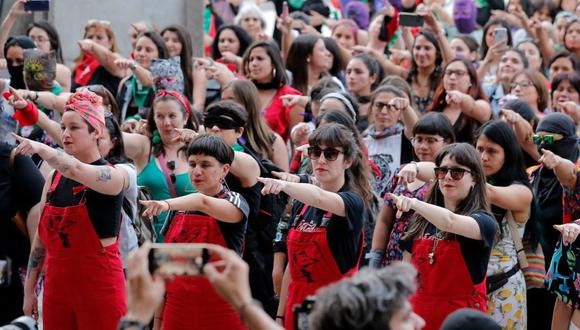 El colectivo chileno Las Tesis puso su canción y coreografía “Un violador en tu camino” en miles de plazas de todo el mundo. (Foto: AFP)