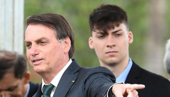 El presidente brasileño Jair Bolsonaro (derecha) junto a su hijo Jair Renan Bolsonaro, durante el lanzamiento de su nuevo partido, la Alianza por Brasil, en un hotel de Brasilia el 21 de noviembre de 2019. (Foto: EVARISTO SA / AFP)