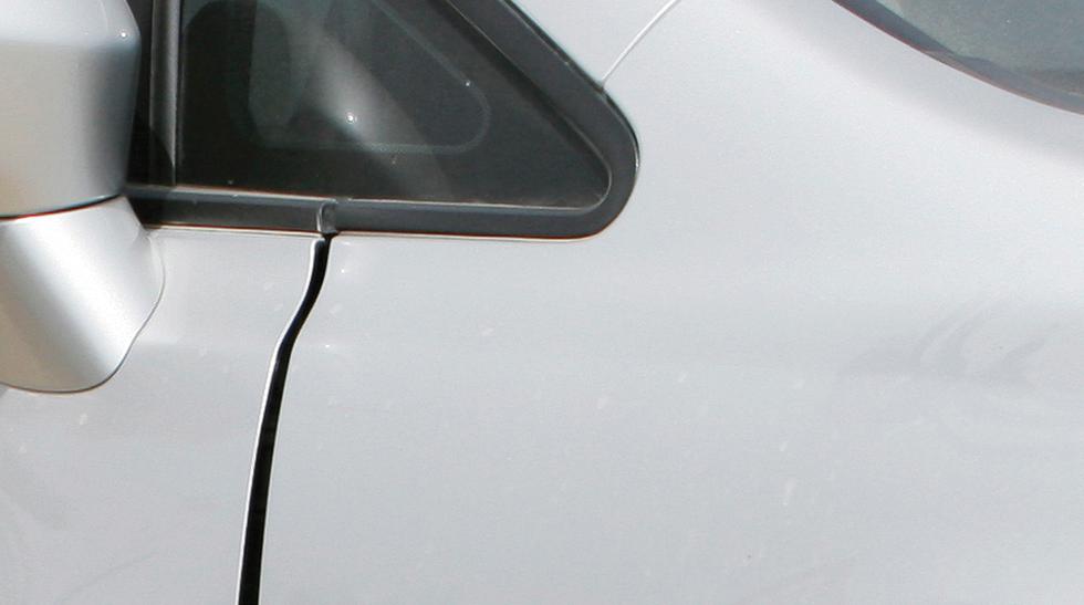 Revisar que el auto no tenga espacios desiguales entre los paneles del guardafango, puertas, capot, tapa del maletero, etc. Esto indica que la reparaci&oacute;n ha sido de mala calidad.