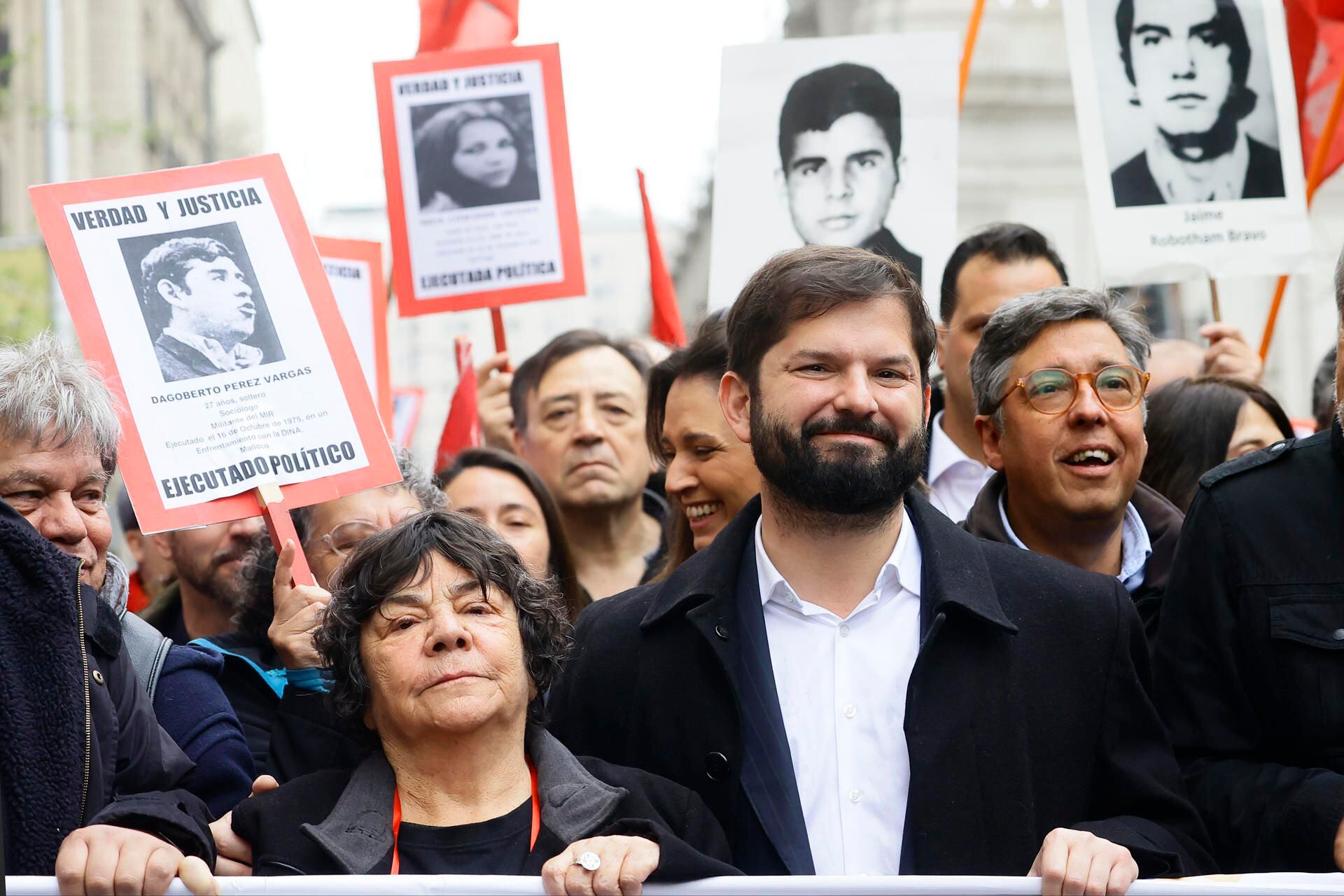 The president of Chile, Gabriel Boric, participates in a demonstration to commemorate the 50th anniversary of the coup d'état against the democratic government of Salvador Allende.  (EFE/ Karin Pozo).