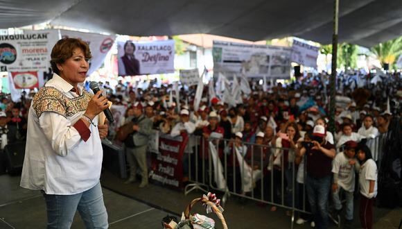 La candidata a gobernadora Delfina Gómez habla con sus seguidores durante un mitin en el municipio de Xalatlaco, Estado de México, el 30 de mayo de 2023. (Foto de ALFREDO ESTRELLA / AFP)