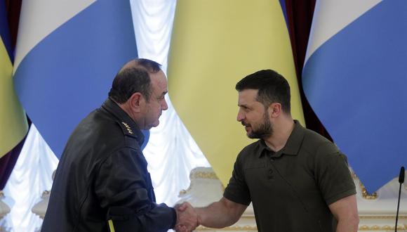 El mandatario de Guatemala, Alejandro Giammattei, visitó Ucrania tras la invitación de Volodymyr Zelensky en junio último. (Foto: EFE/EPA/SERGEY DOLZHENKO)