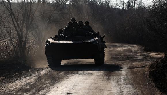 Soldados ucranianos montan un vehículo de combate de infantería a lo largo de una carretera no lejos de Bajmut, región de Donetsk, el 5 de marzo de 2023, en medio de la invasión rusa de Ucrania. (Foto de Anatolii STEPANOV / AFP)