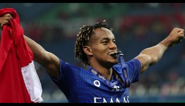 El festejo de André Carrillo con la bandera peruana tras el título de Al Hilal en la Champions League de Asia. (Foto: AFP)