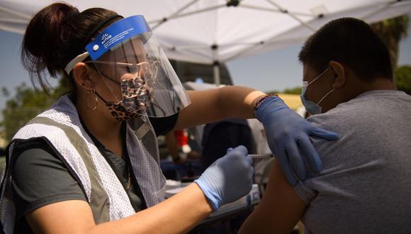 Un niño de 12 años recibe una primera dosis de la vacuna Pfizer Covid-19 en una clínica móvil de vacunación en Los Ángeles, California, el 7 de agosto de 2021. (Foto de Patrick T. FALLON / AFP).