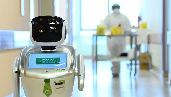 Un robot que ayuda a los equipos médicos a tratar a pacientes que padecen la enfermedad por coronavirus (COVID-19) se muestra en el corredor, en el hospital Circolo, en Varese, Italia. (Foto: Reuters/Flavio Lo Scalzo)