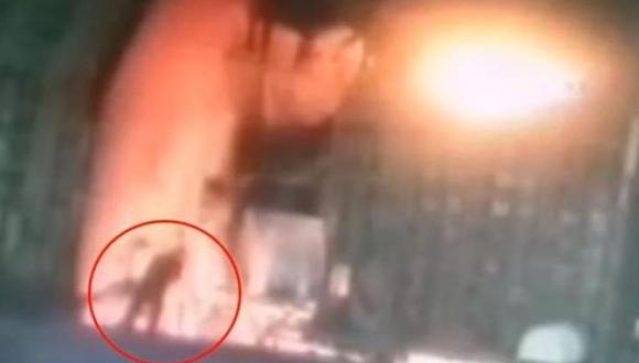 Un hombre ahogado por sus deudas terminó con su vida saltando a un horno de fundición en China. Este tipo de hornos suelen estar a temperaturas de 900 a 1300 °C. (Foto: captura de YouTube)