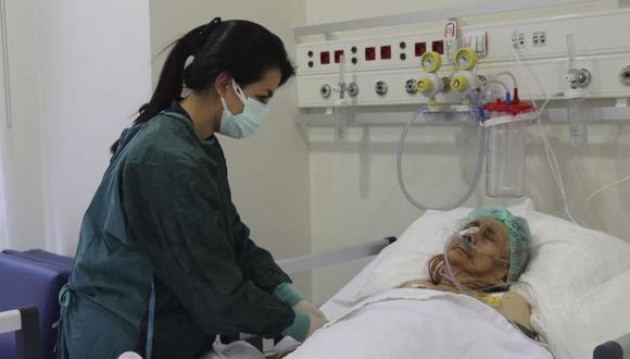 Una enfermera monitorea a Ayse Karatay en el Hospital Municipal de Eskisehir, Turquía. (Foto: IHA via AP)