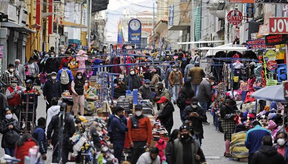 Los vendedores ambulantes ofrecen sus productos en La Paz, el 1 de setiembre de 2020, en medio de la nueva pandemia de coronavirus. (JORGE BERNAL / AFP).