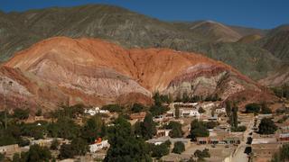 En este pueblo de Argentina viven entre cerros de 7 colores