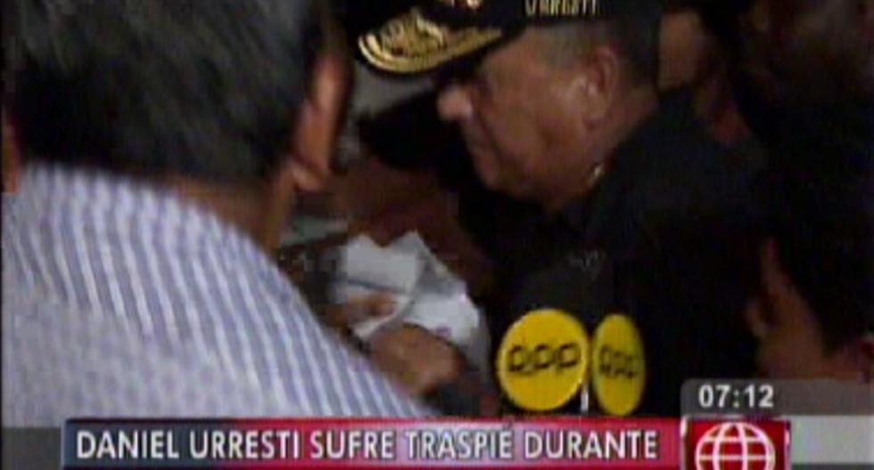Daniel Urresti se cayó frente a sus simpatizantes. (Foto: Captura América Noticias)