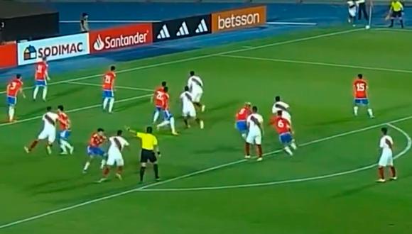 Casi gol olímpico: Yuriel Celi estuvo a nada de convertir en el Perú vs. Chile Sub 23. Fuente: TNT Sports