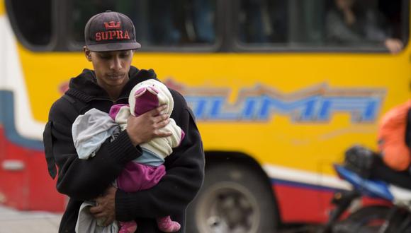 Venezuela prepara ley para beneficiar a profesionales que decidan retornar al país. (AFP)