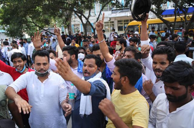 Activistas indios gritan consignas mientras protestan contra una presunta violación en grupo de una niña "dalit" de 19 años en Nueva Delhi, India. (EFE/EPA/RAJAT GUPTA).
