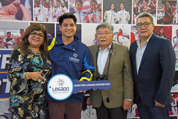 El karateca Mariano Wong junto a su familia y su abuelo: le tocó el departamento 1201 en la Villa Panamericana. FOTO: Legado. 