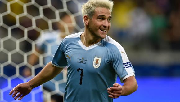 Uruguay vs. Ecuador: Nicolás Lodeiro controló, amagó y con un potente zurdazo anotó el 1-0 | Foto: AFP
