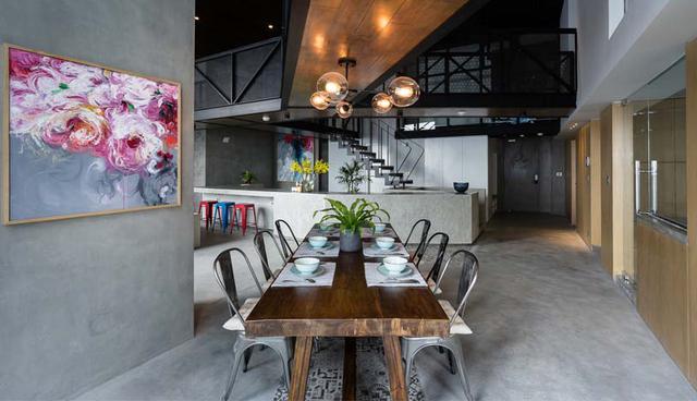 En los espacios destacan elementos como el cemento pulido y expuesto, que, en combinación con los muebles de madera, las obras de arte y las lámparas colgantes, le dan un estilo industrial chic. (Foto: Quang Tran)