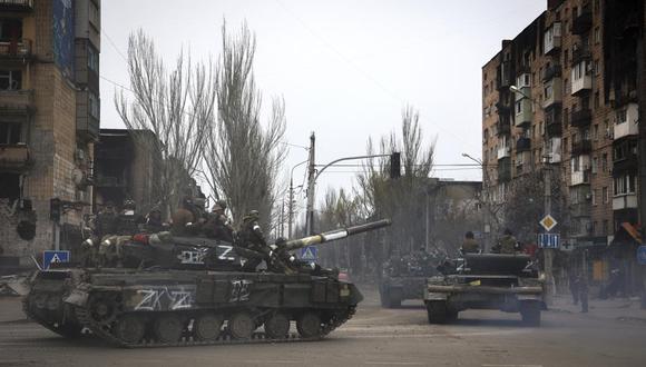 Vehículos militares rusos se mueven en un área controlada por fuerzas separatistas respaldadas por Rusia en Mariupol, Ucrania, el sábado 23 de abril de 2022. (Foto AP/Alexei Alexandrov).