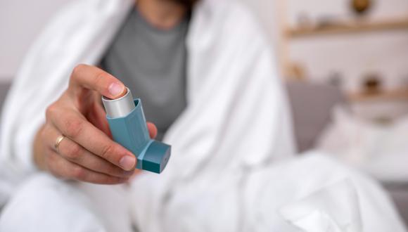 El asma se produce porque las vías que conducen el aire a los pulmones (los bronquios) se estrechan debido a la inflamación y la compresión de los músculos que los rodean y causan dificultad respiratoria, tos, sibilancias y opresión en el pecho.