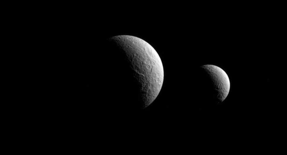 Tetis (izquierda) y Rea (derecha), los satélites hermanos de Saturno. (Foto: NASA/JPL-Caltech/Space Science Institute)