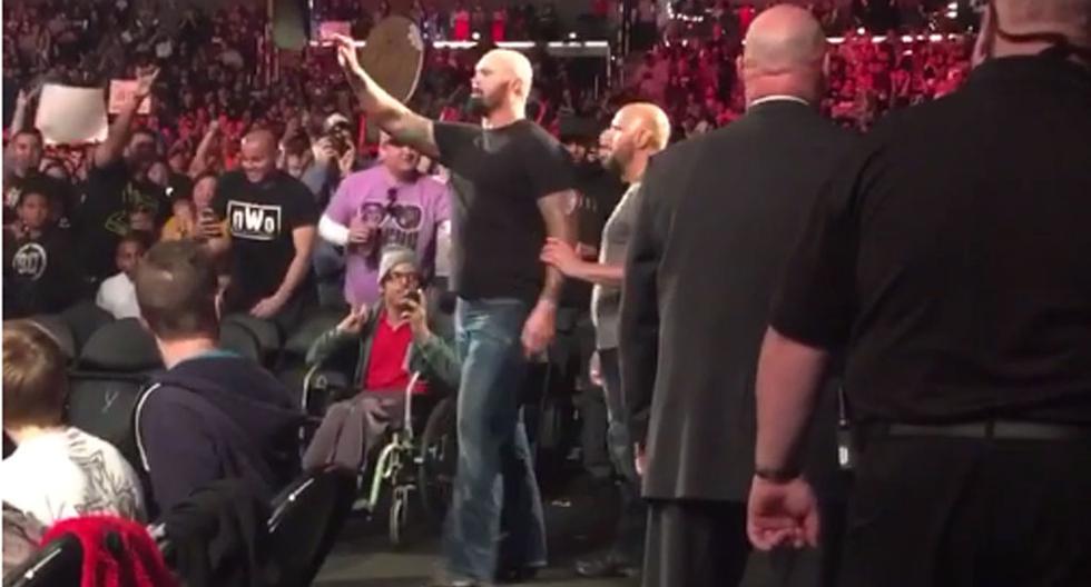 Dos individuos aparecen en Raw y golpean a The Usos en vivo durante la transmisión | Foto: WWE