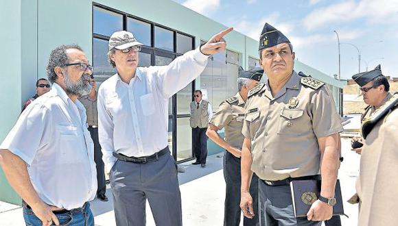 En su visita a La Libertad, el ministro Carlos Basombr&iacute;o supervis&oacute; la construcci&oacute;n de la nueva escuela de suboficiales de la PNP. En este centro se han invertido S/45 millones. (Ministerio del Interior)