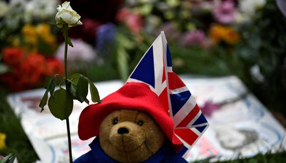 Un oso de peluche Paddington está entre los tributos florales en honor a la reina Isabel II en Green Park, cerca del Palacio de Buckingham, en Londres. (STEPHANE DE SAKUTIN / AFP).