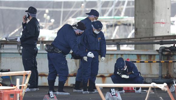 Los oficiales de policía investigan el puerto de Saikazaki, donde el primer ministro de Japón, Fumio Kishida, fue evacuado ileso de la escena de una aparente explosión de "bomba de humo", en Wakayama el 16 de abril de 2023. (Foto de JIJI PRESS / AFP)