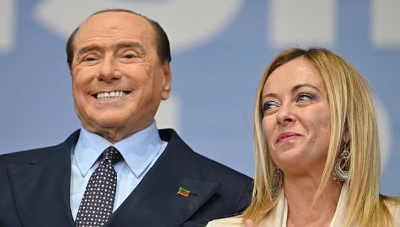 El líder de Forza Italia, Silvio Berlusconi, y la líder de los Hermanos de Italia, Giorgia Meloni, suben al escenario el 22 de septiembre de 2022 durante un mitin conjunto de los partidos de derecha. (Foto: Alberto PIZZOLI / AFP)